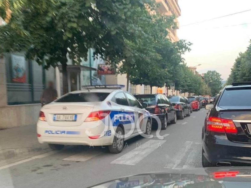 “Bëni si them unë, jo si bëj unë”! Fotoja që demaskon policinë e Elbasanit