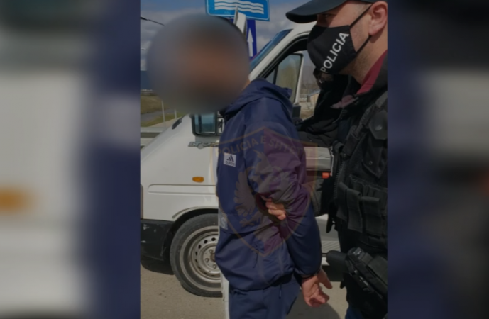 “Jaguarin” plotë me emigrantë, 19-vjeçari tenton t’i shpëtojë policisë së Korçës, por arrestohet