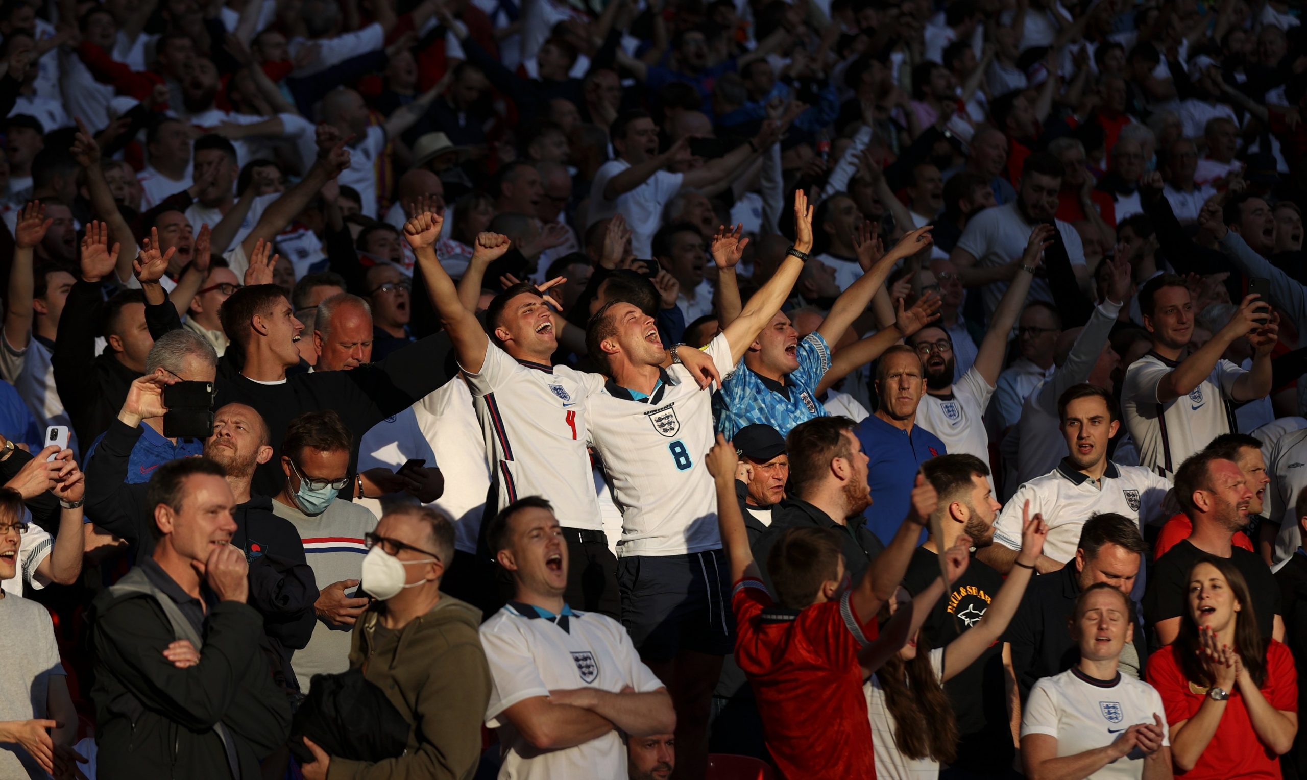 FOTO/ Flakadan e tym në vendin “e ndaluar”, tifozi i Anglisë “çmendet” para finales