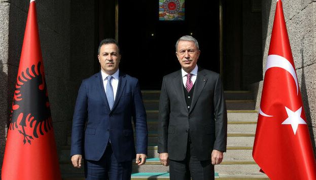Ne fokus edhe Afganistani, ministri turk i Mbrojtjes telefonon Peleshin