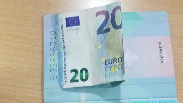 I futi 20 euro mes pasaportës, polici i vë prangat emigrantit në kufi