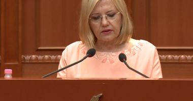 Emocionohet Vasilika Hysi, fjalim lamtumire në Kuvend: Falenderim të veçantë për Ruçin dhe Ramën