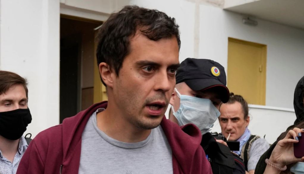 Rusi: Policia bastis shtëpinë e kryeredaktorit të medias investigative “Insider”