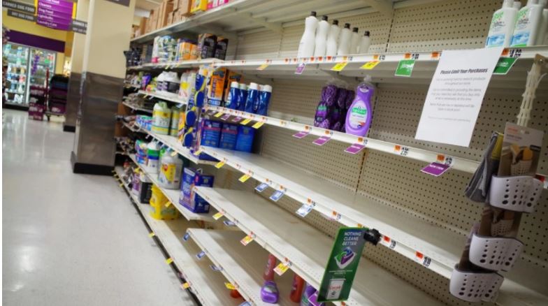 Miliona punonjës në karantinë, raftet e marketeve të Britani të zbrazura