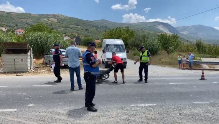 Makina përplas motorin në Cërrik, lëndohet drejtuesi