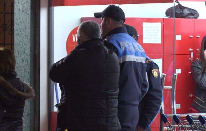 Grabitet gjatë natës një supermarket në Peqin