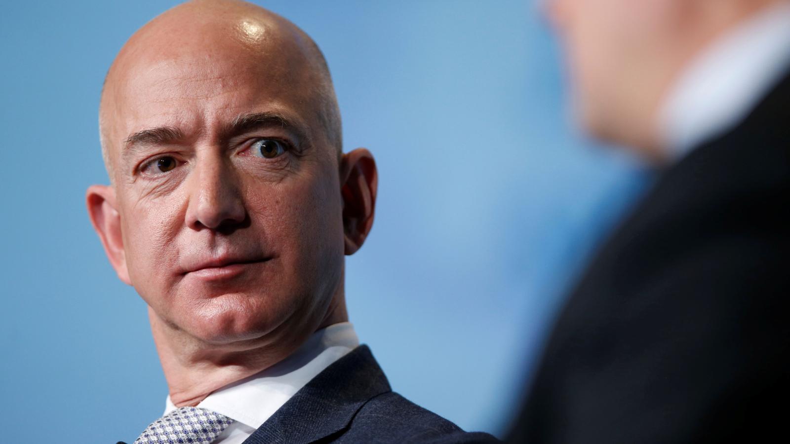 Kush e rrëzoi nga froni? Jeff Bezos nuk është më njeriu i dytë më i pasur në botë