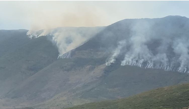 Karaburuni sërish në flakë, Forca të Ushtrisë ndërhyjnë për të shuar zjarrin