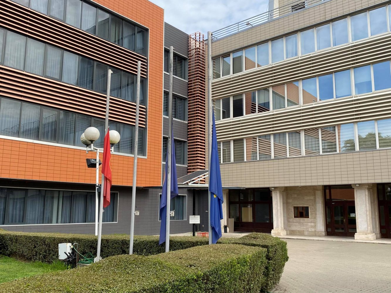 Flamujt në gjysmështizë, Kosova mban sot zi për 10 viktimat e tragjedisë në Kroaci