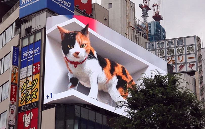 Macja gjigande në 3D lë “pa fjalë” këmbësorët në Tokio