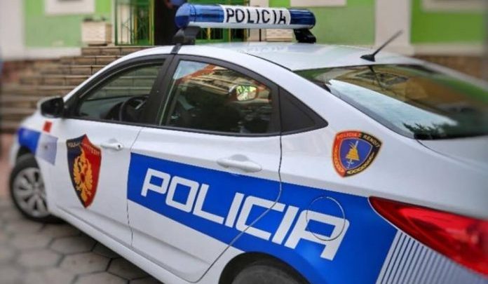 Pa patentë në timon theu xhamin e makinës së policisë, arrestohet 22-vjeçari