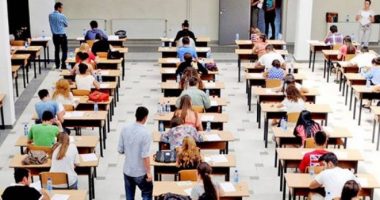 FOTO/ Ende pa filluar mirë provimi i fundit i maturës, publikohet teza