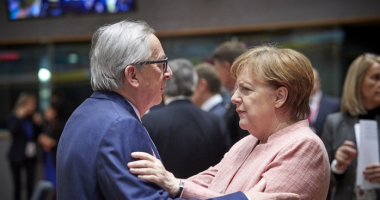 Juncker zgjidh enigmën e dridhjes misterioze të Merkel, zbulon çfarë i ka thënë kancelarja