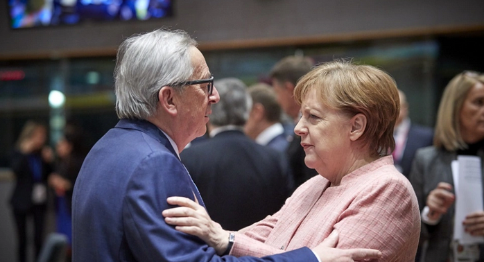 Juncker zgjidh enigmën e dridhjes misterioze të Merkel, zbulon çfarë i ka thënë kancelarja