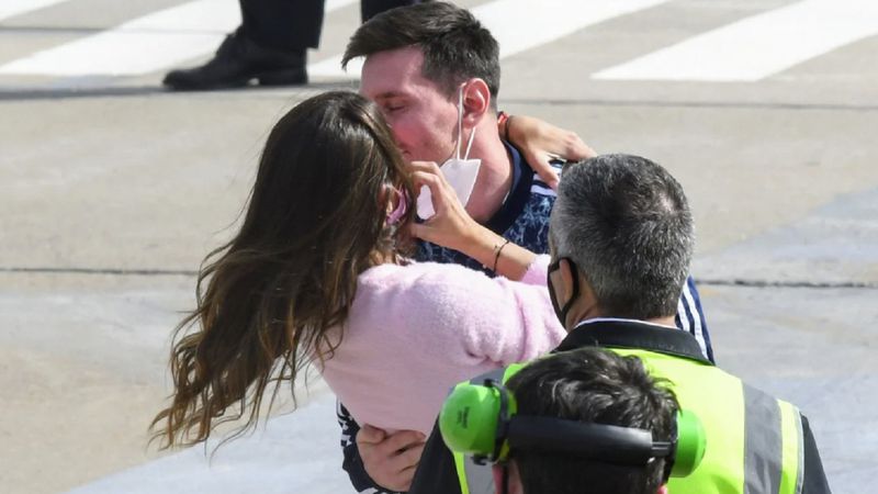 VIDEO/ Messi kthehet në Rosario, përqafimi me Antonelan është kaq i bukur