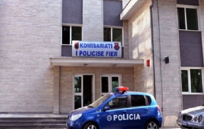 Mbante thikë me vete, arrestohet i riu pas konfliktit me pronarin e një lokali në Fier