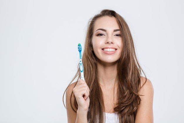 Lëvizja themelore që duhet të bëni me furçën e dhëmbëve