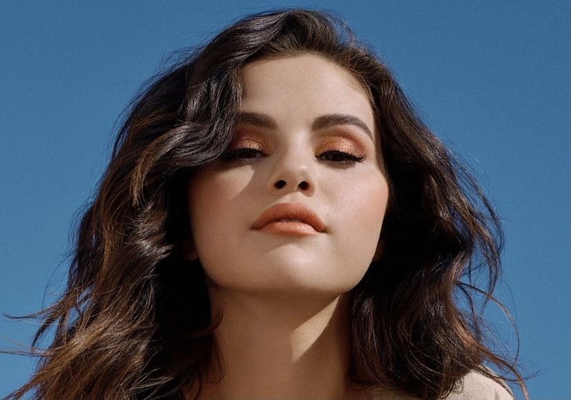 Selena Gomez na tregon se si të bëjmë një grim plot dritë në këto ditë të nxehta