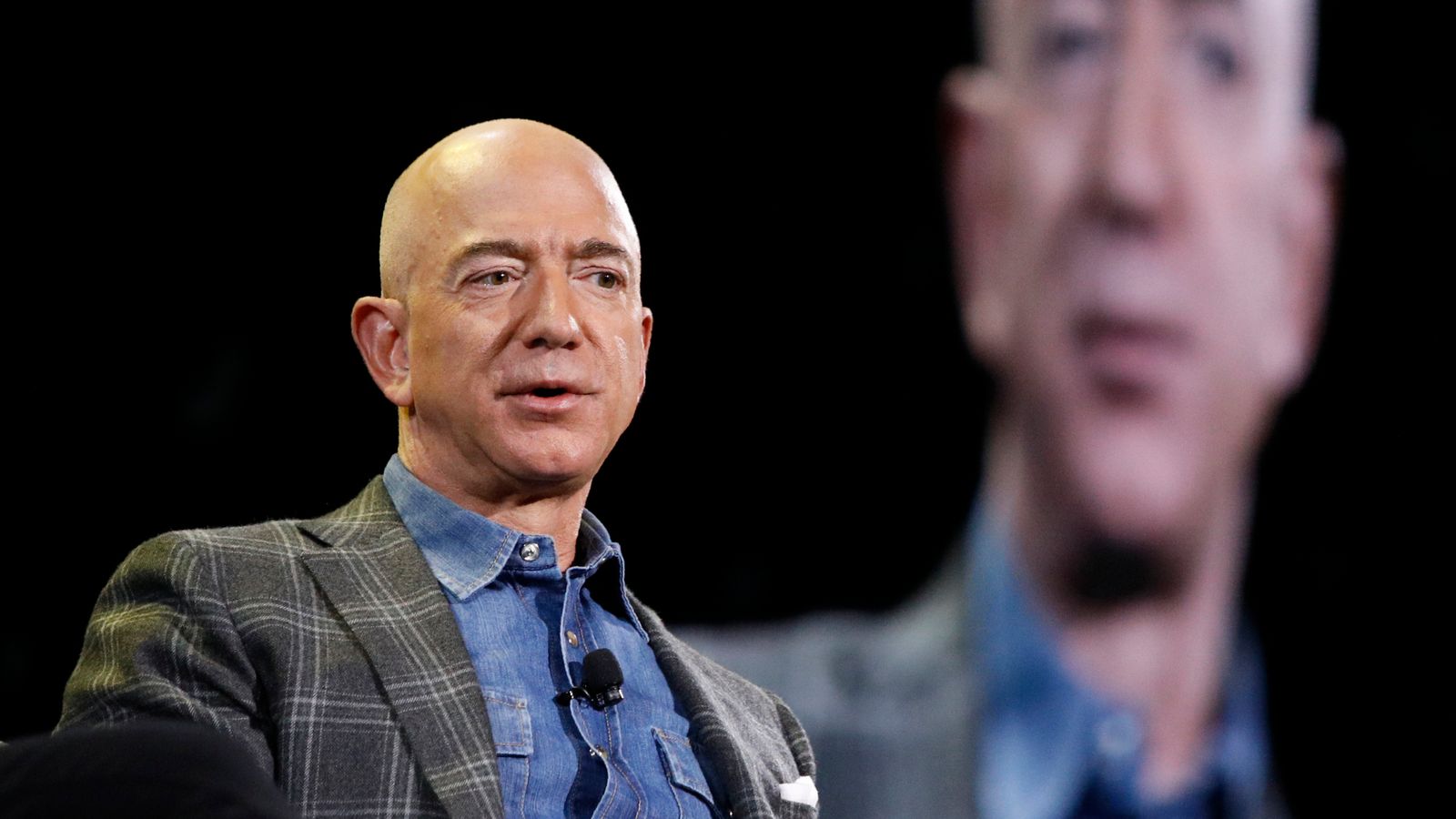 Jeff Bezos largohet nga drejtimi i Amazon pas 27 vitesh