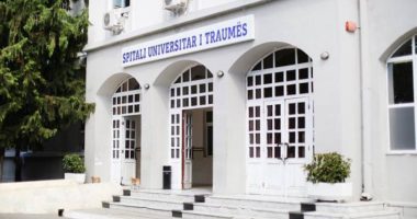 Rrëzohet autokombajna në Përrenjas, drejtuesi sillet me urgjencë të Trauma