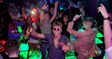 Të rinjtë britanikë i rikthehen jetës së shfrenuar, dynden në lokalet e natës