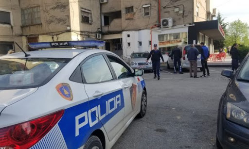 Kapet me hashash, 21-vjeçarja në Tiranë godet policin dhe thyen derën e komisariatit