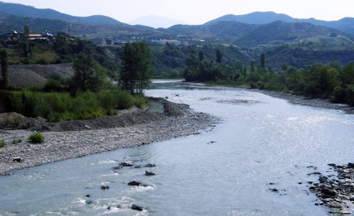 Futet në lumë për tu larë, mbytet 7 vjeçari në Berat