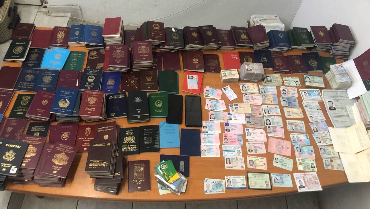 2 valixhe me dokumente të falsifikuara, mes tyre edhe shqiptare, pranga 2 personave në Greqi
