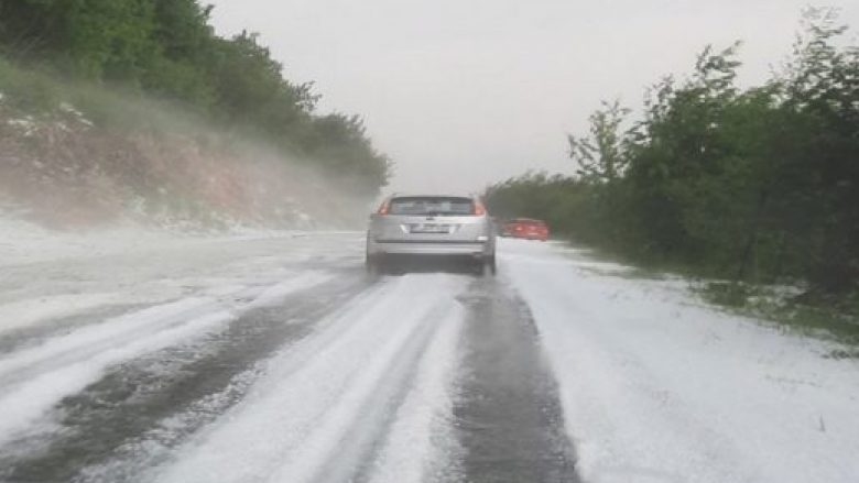 E pazakontë, rrugët mbulohen nga breshëri në Sarajevë