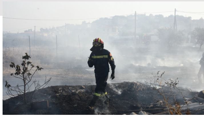 Zjarr në Greqi, 40 zjarrfikës dhe 4 helikopterë ndërhyjnë për të shuar flakët