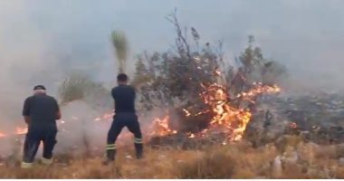 Nuk ndalet zjarri në Tragjas e Karaburun, digjet një sipërfaqe e madhe bimësh
