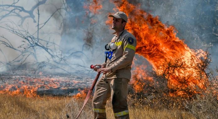 Zjarri pranë banesave në disa zonë në Greqi, zjarrfikësit në luftë për të ndaluar djegien e Parkut Kombëtar