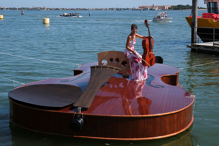 Ndërtohet violinçeli lundrues gjigant si homazh për viktimat e COVID-19 në Venecia