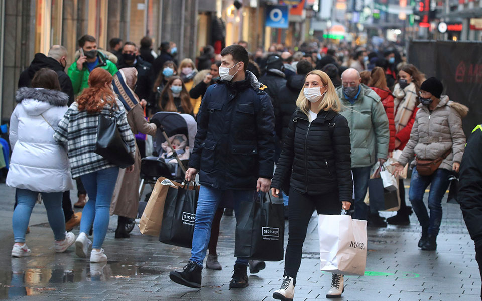 Varianti i ri i COVID-19 që po trondit botën, origjina dhe frika