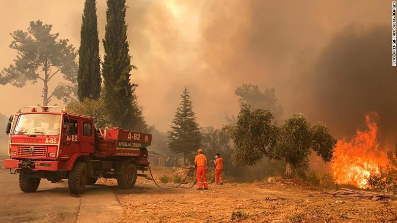 CNN: 120 vatra zjarri në Shqipëri, situatë kritike në Vlorë, ndihma nga Çekia dhe Holanda