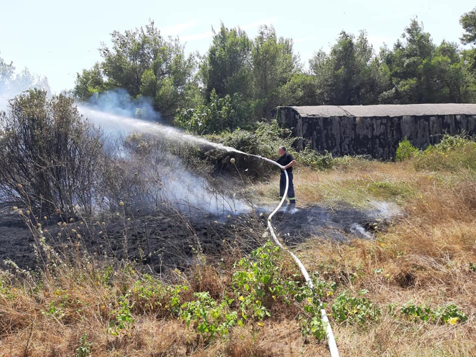 Erërat e forta ndërpresin aksionin për shuarjen e flakëve në Karaburun