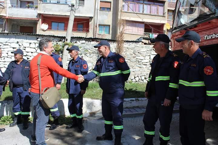 U arrestua se i vuri flakën vreshtit, dy jave më parë ish-zv.ministri dhuroi dy makina zjarrfikëse