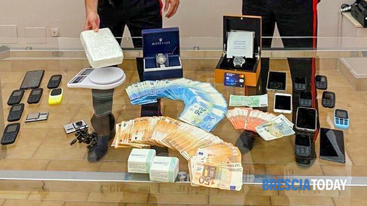 Kapen dy shqiptarë në Itali, policia u gjen 1 kg kokainë