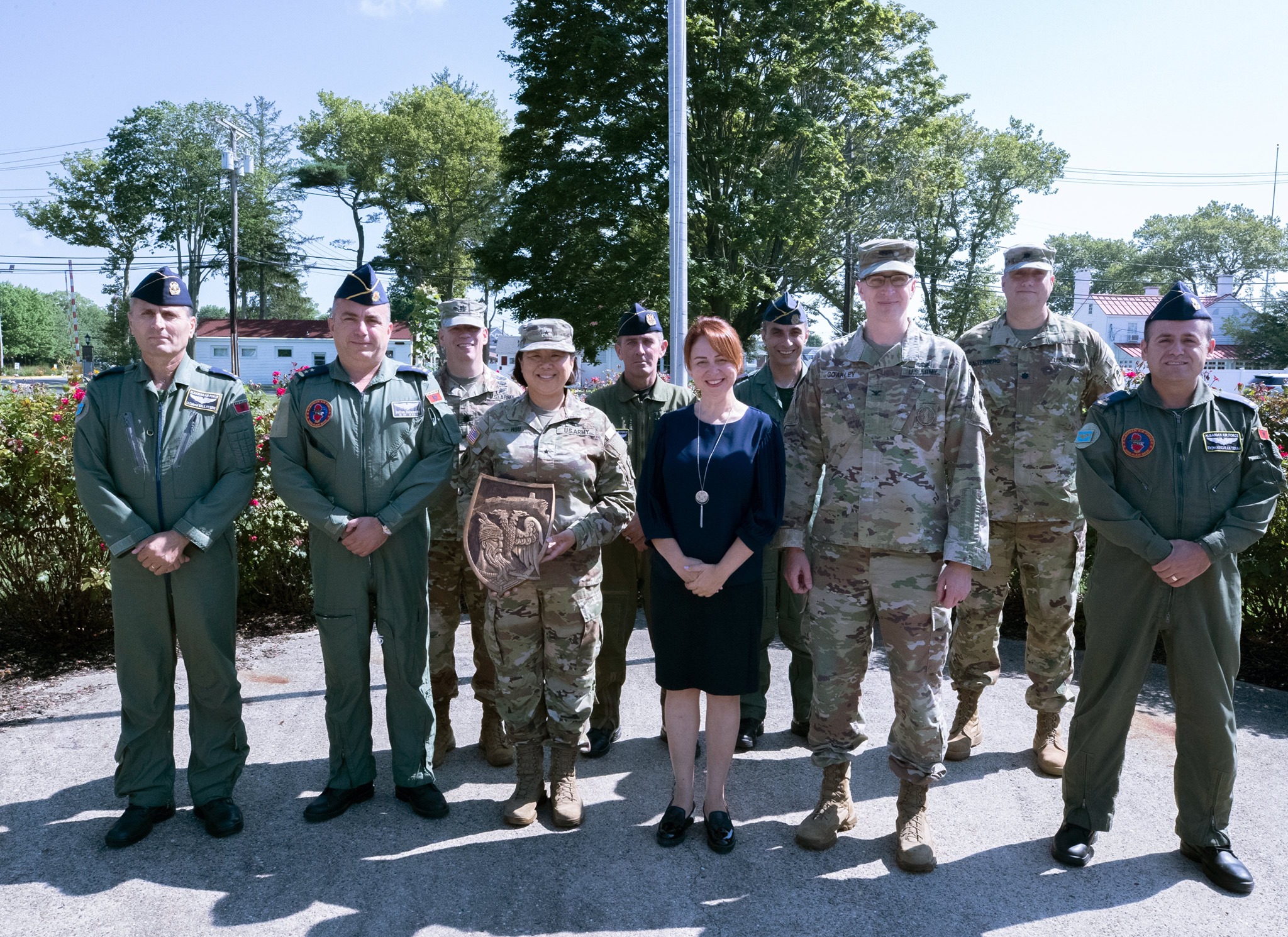 Gjeneralja amerikane takohet me FA, ambasada: Pilotët shqiptarë po familjarizohen me helikopterët e New Jersey