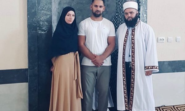 Gjermanja konvertohet në Islam në Xhaminë e Mitrovicës