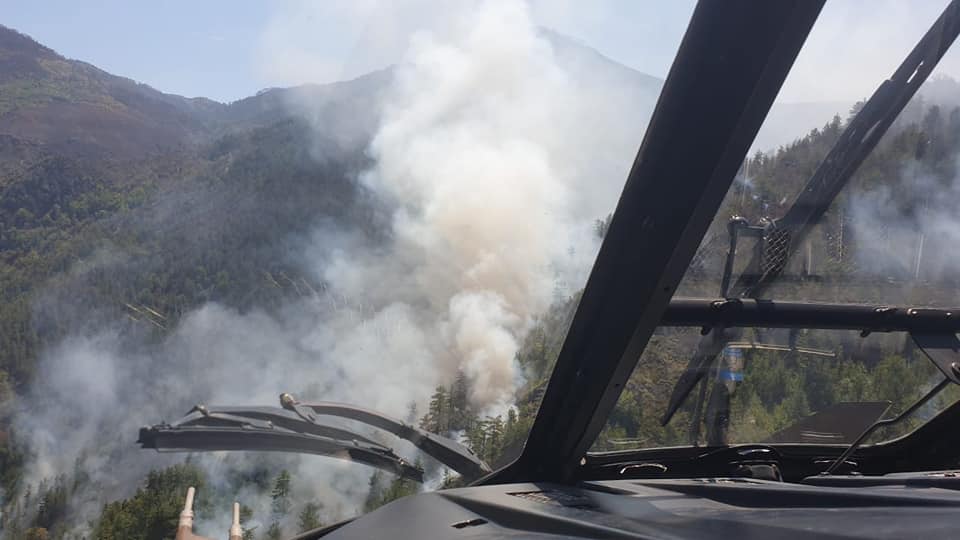 Disa vatra ende aktive, Peleshi: Flakët në fshatin Flet të Fushë-Arrëzit rrezikojnë t’u afrohen banesave