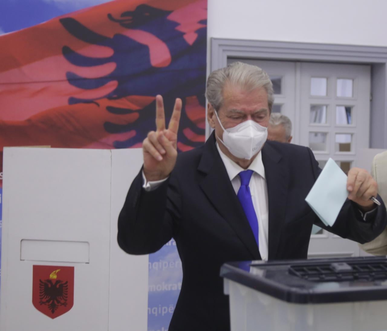 Demokratët në rresht për të votuar, Berisha me dy gishtat lart