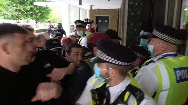 Përplasje me policinë, në Britani protestohet kundër pasaportës së vaksinimit