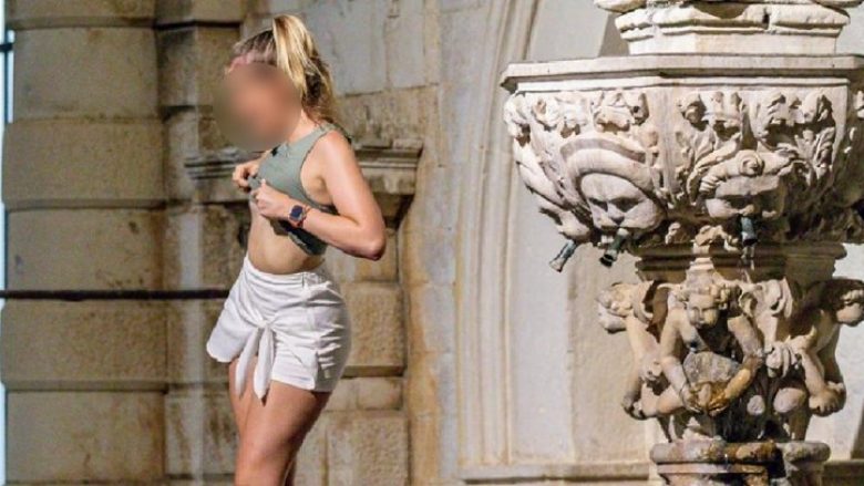 Vajza bionde lë “gojëhapur” kalimtarët, ngjitet në shatërvanin e Dubrovnikut dhe ngre bluzën