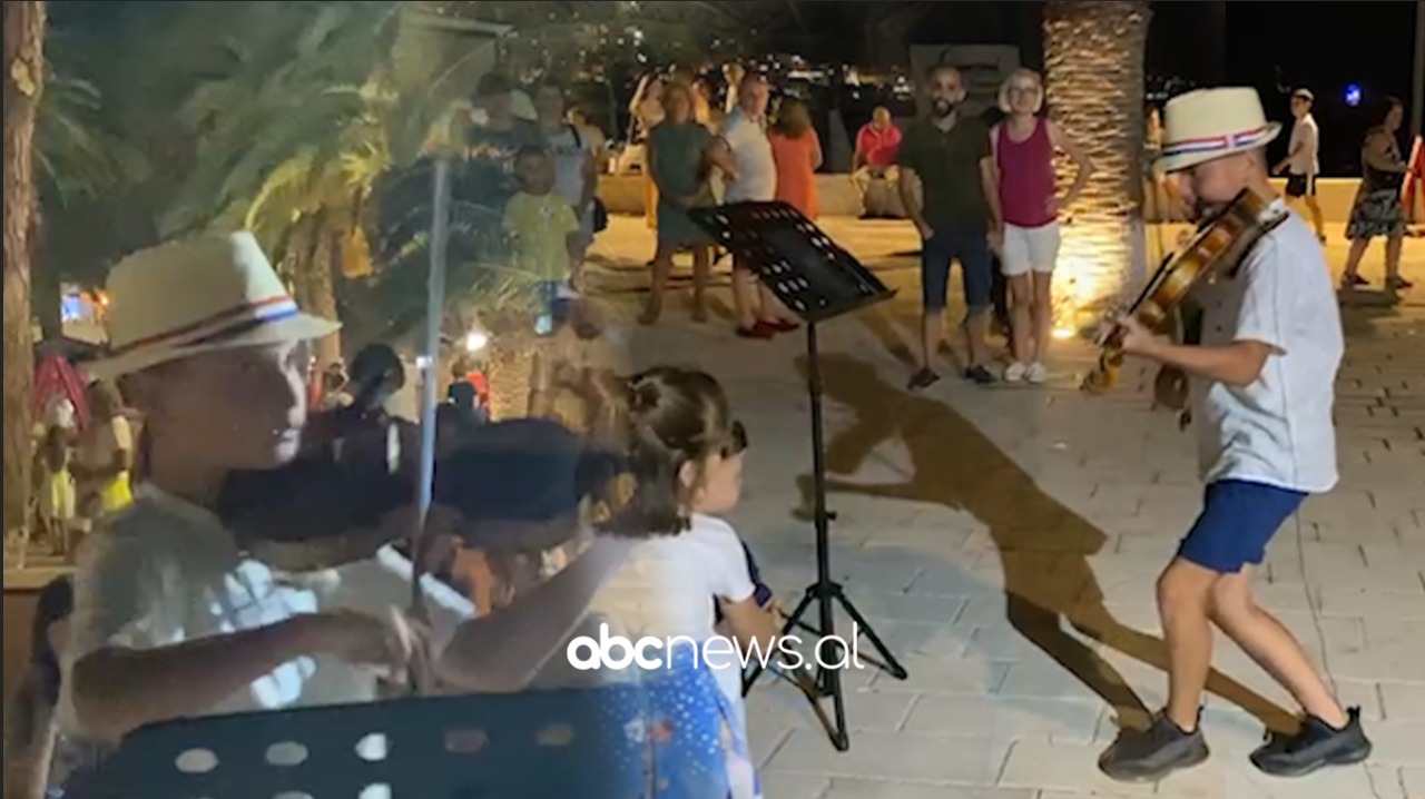 Violinisti i vogël argëton pushuesit në Sarandë