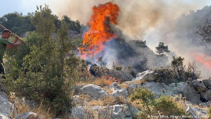 DW: Flakë në Veri e në Jug të Shqipërisë, ende vatra zjarri agresive