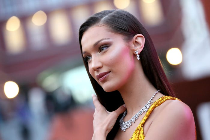 Si kurrë më parë, Bella Hadid shfaqet me një model të pazakontë flokësh