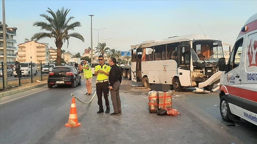 Autobusi me turistë rusë në Antalia përmbyset në rrugë, tre të vdekur, plagosen 16 persona