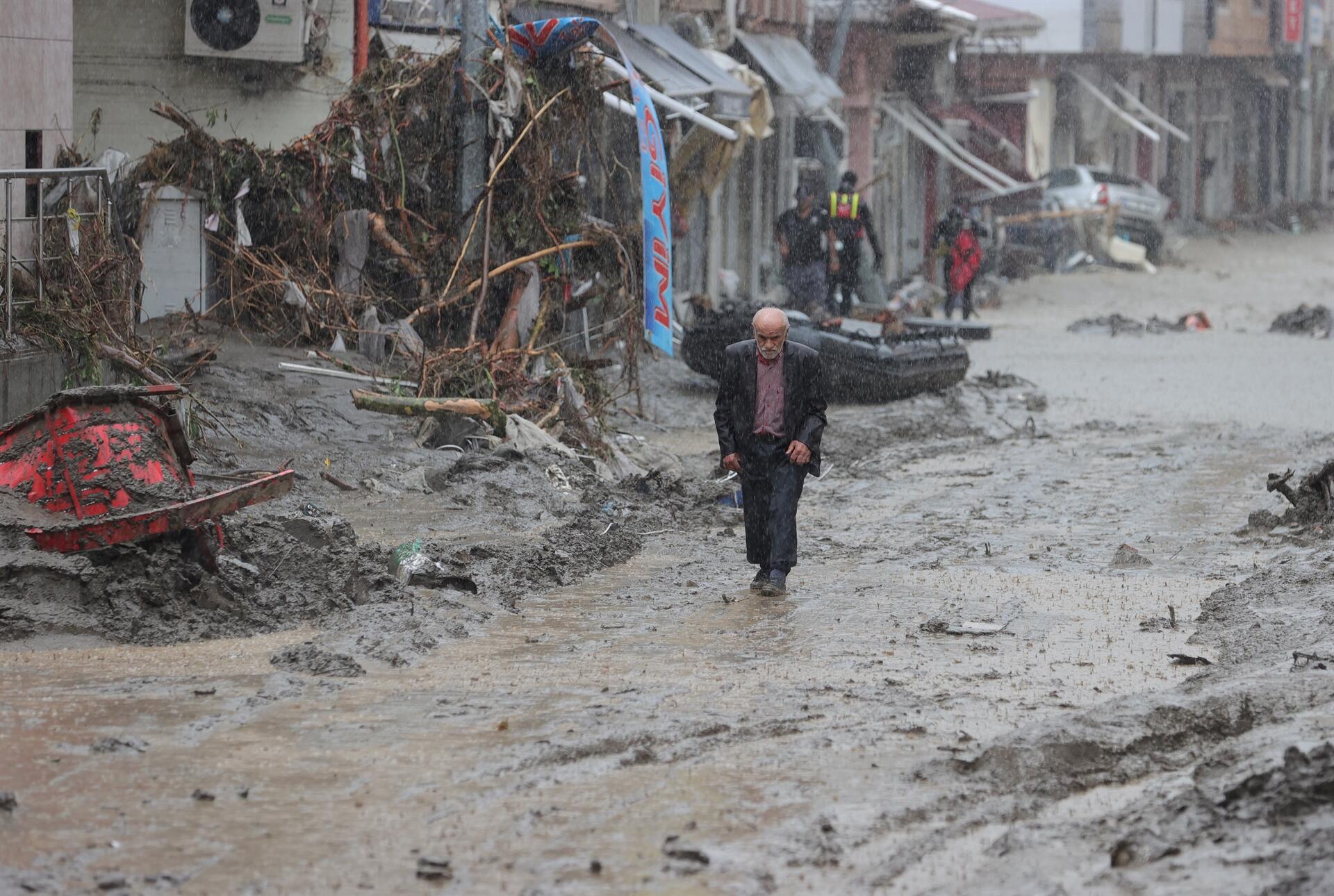 Katastrofë në Turqi, zjarre dhe përmbytje, 27 të vdekur dhe miliarda dollar dëme