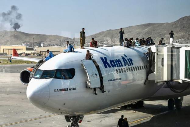 Aeroporti i Kabulit rihapet një ditë pas skenave kaotike: Sot situata më e qetë